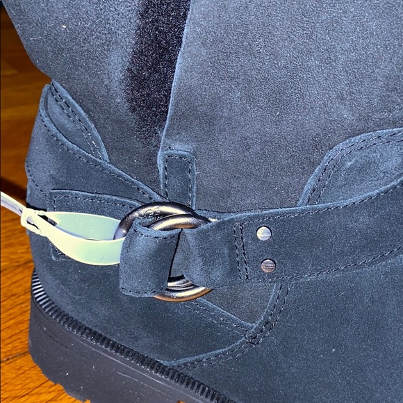 New Women’s UGG boots - Picture 2 of 5